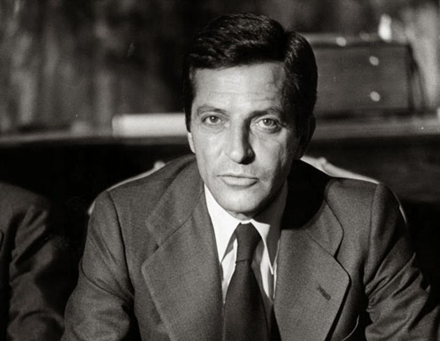 Adolfo Surez habla con la prensa en la Embajada de Espaa en Pars, 1975 | GETTY